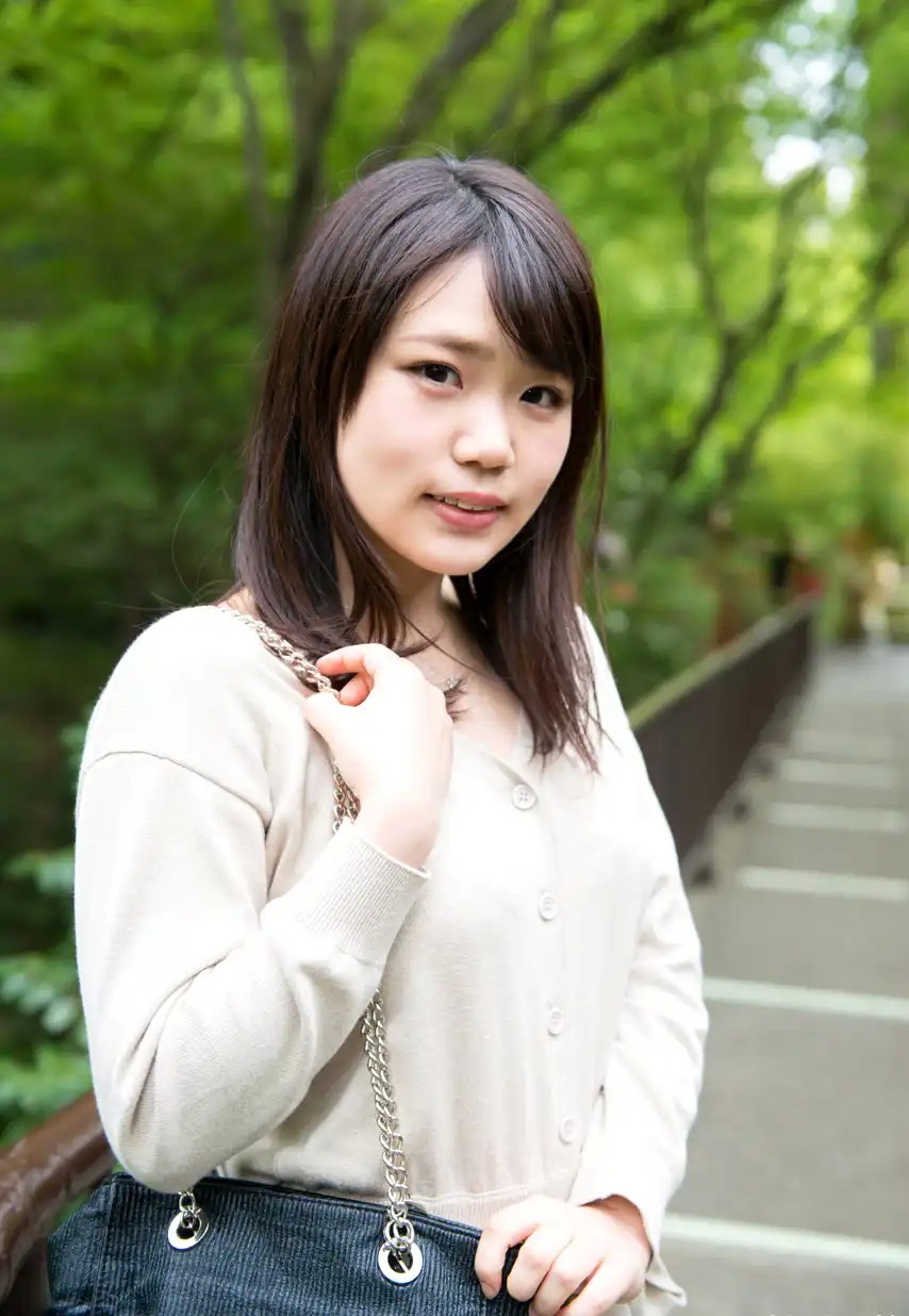 持田栞里 (Mochida Shiori)