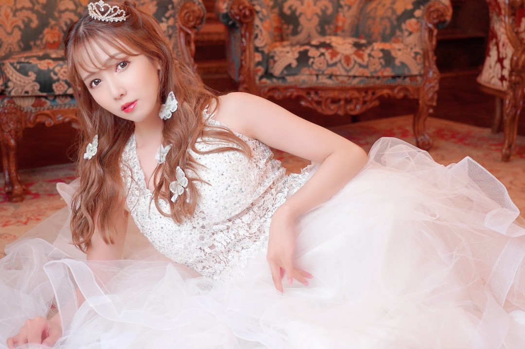 友田彩也香 (Tomoda Ayaka)