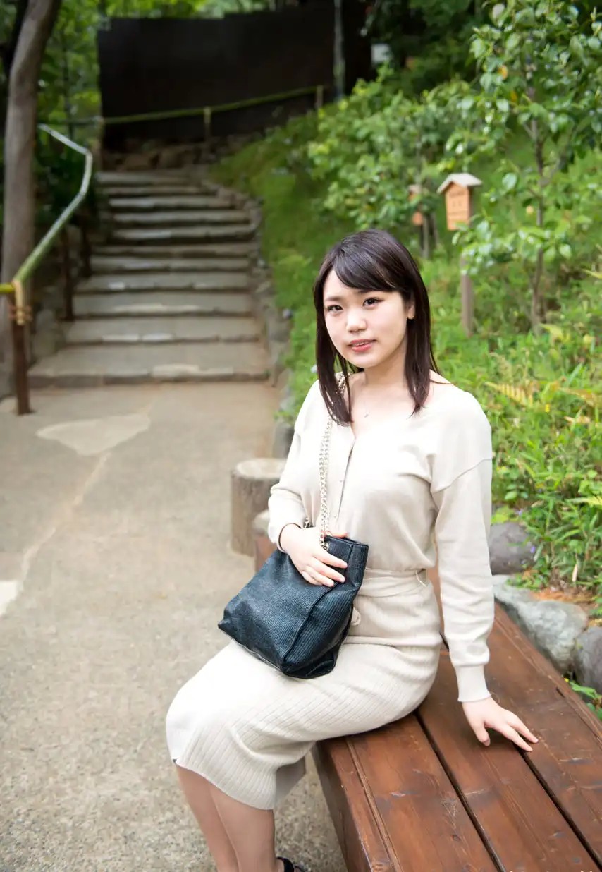 持田栞里 (Mochida Shiori)